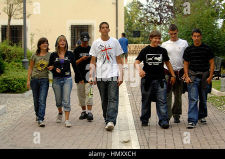 Un gruppo di ragazzi con una bottiglia di vino © Credito Luigi Innamorati/Sintesi/Alamy Stock Photo Foto Stock