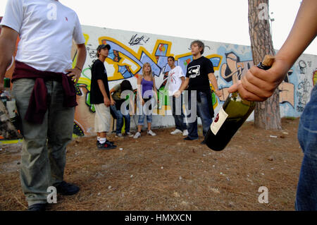 Un gruppo di ragazzi con una bottiglia di vino © Credito Luigi Innamorati/Sintesi/Alamy Stock Photo Foto Stock