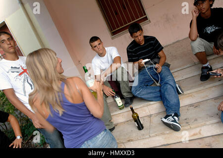 Gli adolescenti di bere alcol Credit © Luigi Innamorati/Sintesi/Alamy Stock Photo Foto Stock