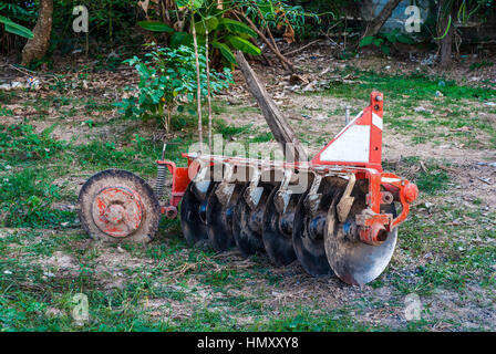 Vecchio arrugginito erpice a dischi, attrezzo agricolo Foto Stock