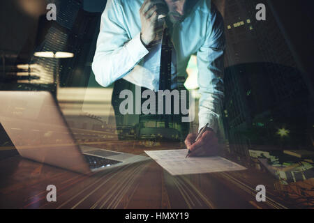 Chiudere l uomo d affari firma contratto facendo una trattativa, classic business Foto Stock