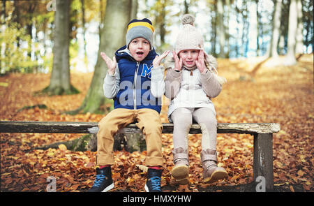 Due bambini Holding Hands Up. All'aperto orizzontale shot Foto Stock