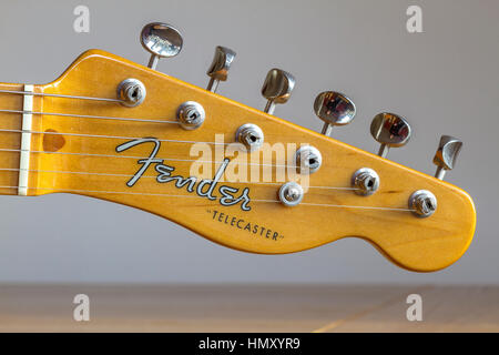 Primo piano della testa per chitarra elettrica Fender Telecaster con sintonizzatori a taglio vintage Foto Stock