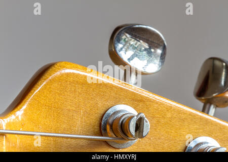 Primo piano di una chitarra elettrica Fender Telecaster, slot Tuner vintage Mmchine Head e palo d'archi Foto Stock