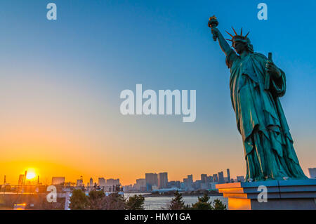 Lady liberty giustapposti uno stand nei pressi di Ponte di Arcobaleno in Odaiba Foto Stock