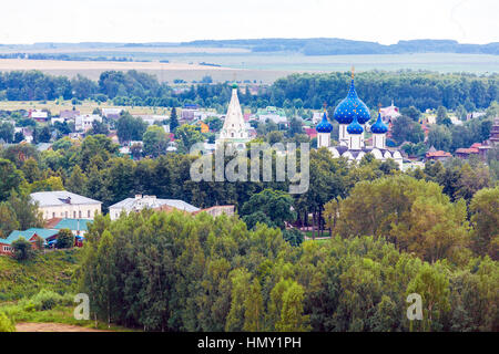 La strada principale della città di Suzdal vista aerea Foto Stock