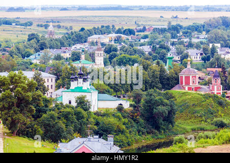 La strada principale della città di Suzdal vista aerea Foto Stock