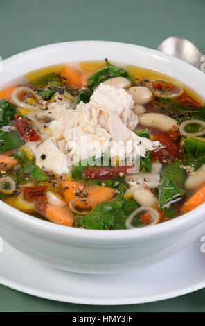 Zuppa di pollo con fagioli, spinaci, pomodori e altri ortaggi o legumi Foto Stock