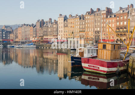 Alte case strette nella Vieux Bassin nel porto di Honfleur, Normandia Foto Stock