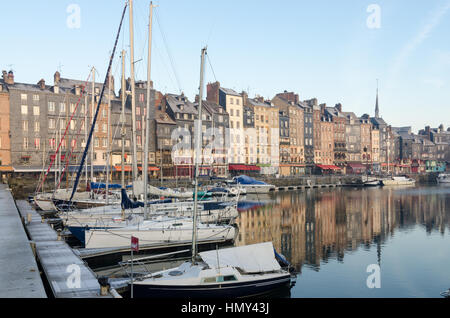 Alte case strette nella Vieux Bassin nel porto di Honfleur, Normandia Foto Stock