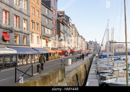 Alte case strette nella Vieux Bassin nel porto di Honfleur, Normandia Foto Stock