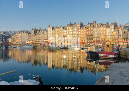 Alte case strette nella Vieux Bassin nel porto di Honfleur, Normandia Foto Stock