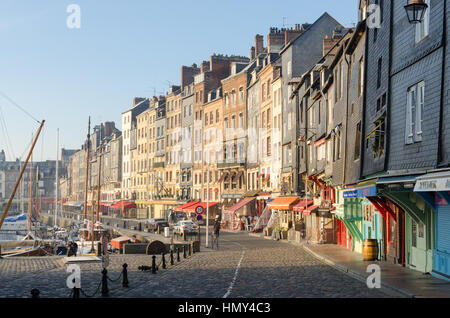 Alte case strette nella Vieux Bassin nel porto di Honfleur, Normandia Foto Stock