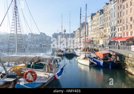 Alte case strette nella Vieux Bassin nel porto di Honfleur, Normandia Foto Stock