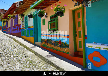 Colorate case coloniali in Guatape Colombia Foto Stock