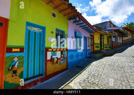 Colorate case coloniali e strada di ciottoli in Guatape Colombia Foto Stock