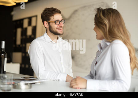 Felice la gente di affari formalmente vestiti flirtare in cafe Foto Stock