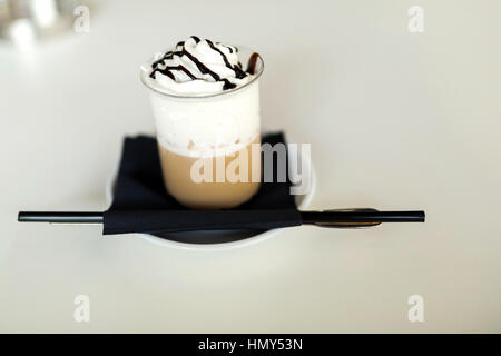 Caffè lungo con crema e cioccolata calda sul tavolo Foto Stock