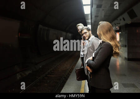 La gente di affari in attesa per la metropolitana di trasporto Foto Stock