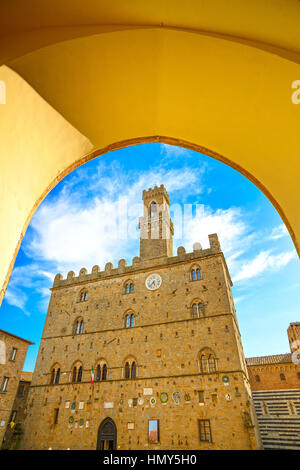 La città di Volterra, palazzo medievale Palazzo dei Priori landmark, stato di Pisa, Toscana, Italia Foto Stock