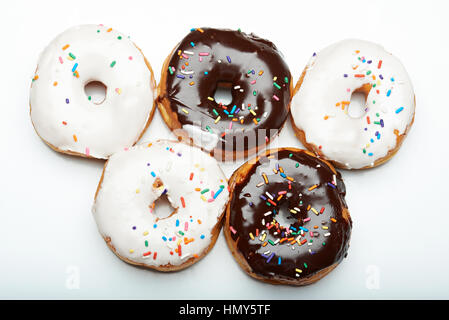 Gruppo di ciambelle dolci isolati su sfondo bianco Foto Stock