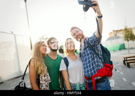 I giovani allievi felici prendendo selfie e ridere Foto Stock