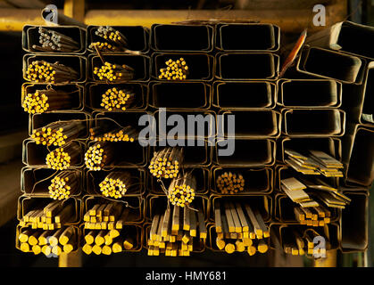 Close up di tondini metallici per la costruzione del magazzino Foto Stock