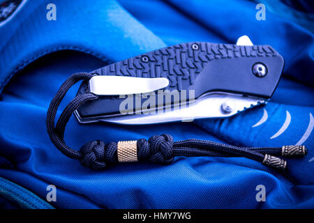 Casual coltello pieghevole su uno sfondo blu. Foto Stock