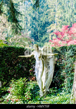 La scultura su un cimitero; Engelsskulptur auf dem Friedhof Fluntern a Zurigo Foto Stock