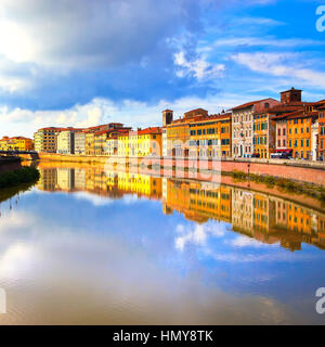 Pisa, sul fiume Arno e le facciate di edifici di riflessione. Vista Lungarno. Toscana, Italia, Europa. Foto Stock