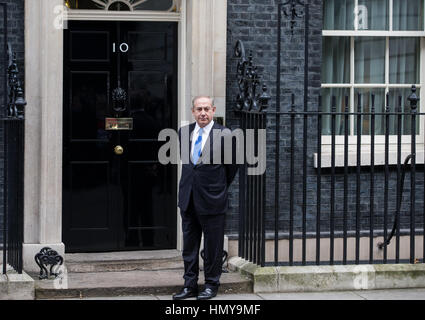 Il primo ministro di Israele, Benjamin Netanyahu, onde per il supporto al numero 10 di Downing street davanti al suo incontro con Theresa Maggio Foto Stock