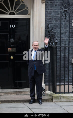 Il primo ministro di Israele, Benjamin Netanyahu, onde per il supporto al numero 10 di Downing street davanti al suo incontro con Theresa Maggio Foto Stock