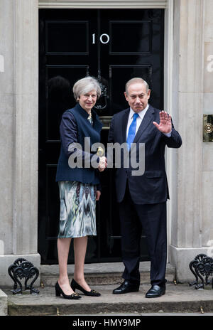 La Gran Bretagna è il primo ministro, Theresa Maggio, saluta il Primo ministro Benjamin Netanyahu di Israele sui gradini di n. 10 Downing Street Foto Stock