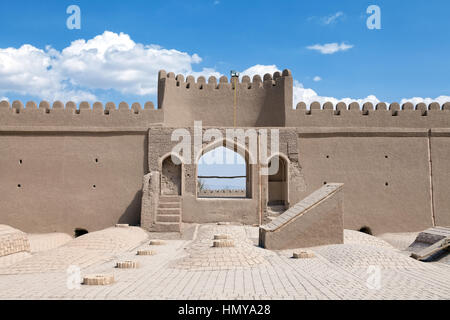 Rayen adobe sul tetto del castello, Kerman regione, Iran Foto Stock