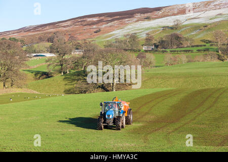 Muckspreading in inverno vicino al villaggio di Pennine di Cumrew, Cumbria Regno Unito Foto Stock