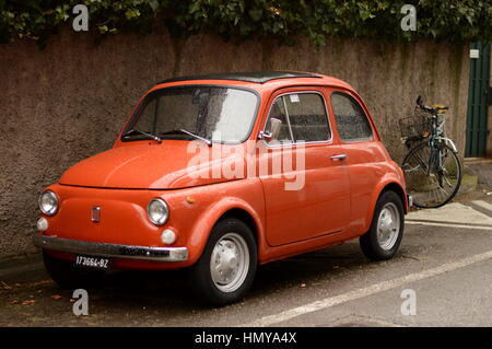 Fiat 500 parcheggiato sulla strada di Bolzano Foto Stock