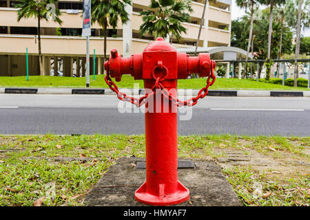 Idrante di fuoco sulla strada con i suoi antichi edifici in città di Singapore, in stile vintage tonica foto Foto Stock