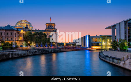 Il palazzo del Reichstag e Paul Lobe Haus edificio di notte Foto Stock