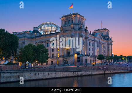 Il palazzo del Reichstag e il fiume Sprea a Berlino Foto Stock