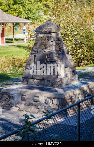 Un monumento per il centesimo anniversario della Canadian Pacific "l'influenza dell'ultimo Spike', 7 novembre 1985. Craigellachie, British Columbia, Canada. Foto Stock