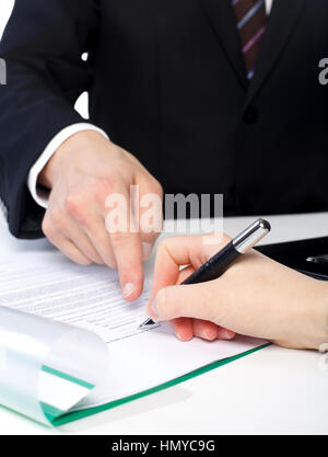 Il cliente è la firma di un documento su Foto Stock