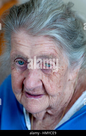 Donna anziana a casa, Taunton, Regno Unito, 2015. Una donna anziana nel suo 80s che soffre di perdita della memoria e demenza. Foto Stock