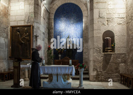 Gerusalemme, Israele - 4 dicembre 2013: monaco francescano nella cappella dell'apparizione di Gesù a sua madre nella chiesa del Santo Sepolcro durante la vi Foto Stock