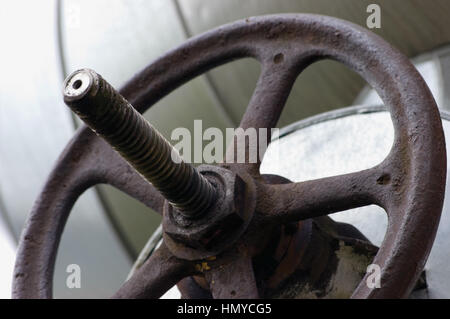 Valvola industriale ruota e stelo, RETE RISCALDANTE Pipeline, weathered vecchia età Rusty Grunge Closeup Foto Stock