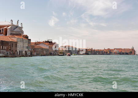 Vista sulla laguna di Guidecca island a Venezia, Italia con la secentesca Chiesa del Santissimo Redentore o chiesa del Santissimo Redentore. Foto Stock