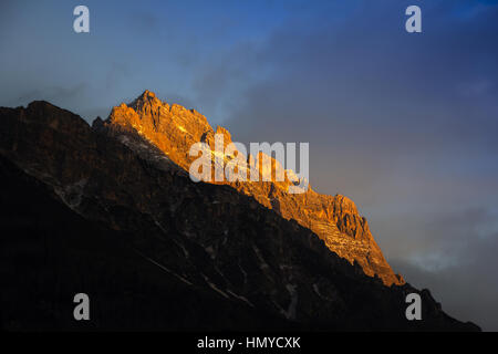 Tramonto nelle Dolomiti, montagne intorno a famosa stazione sciistica di Cortina D'Ampezzo Foto Stock