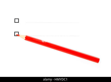 Matita rossa diagonalmente in due caselle di spunta contro uno sfondo bianco Foto Stock