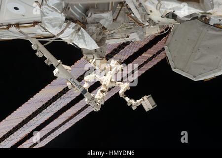 La NASA Expedition 50 astronauti acquisire una vista del robot Dexter attaccata alla fine della Stazione Spaziale Internazionale Canadarm2 braccio robotico 14 gennaio 2017 in orbita intorno alla terra. Foto Stock