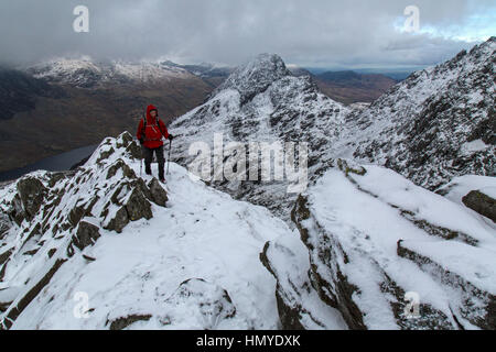 Il camminatore femmina sul Cneifion Arete, sopra Cwm Cneifion nel Parco Nazionale di Snowdonia nel Galles del Nord. Foto Stock