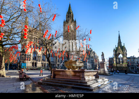 Lanterne rosse decorazioni in Manchester Albert Square in preparazione per il nuovo anno cinese. Foto Stock